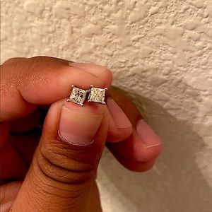 1.25 cttw diamond earrings